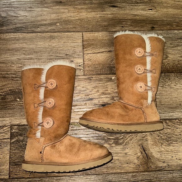 ⚡️HP⚡️UGG Chestnut Bailey Button Triplet Shearling Suede Boots - Picture 2 of 8